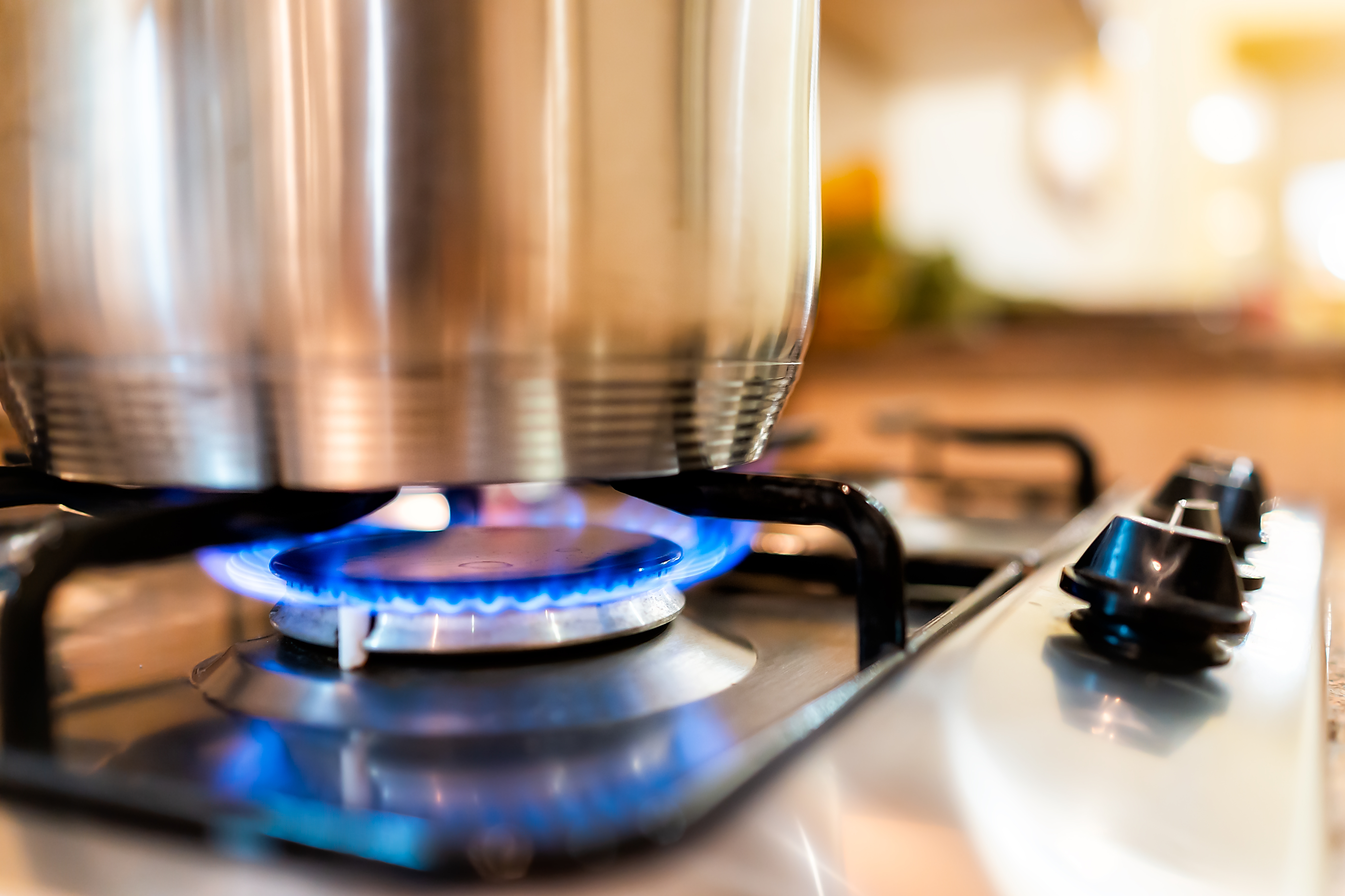 ¿Estás pensando en cambiarte la cocina y no sabes si elegir una cocina de gas o una eléctrica? Te contamos el secreto para que elijas la mejor opción.